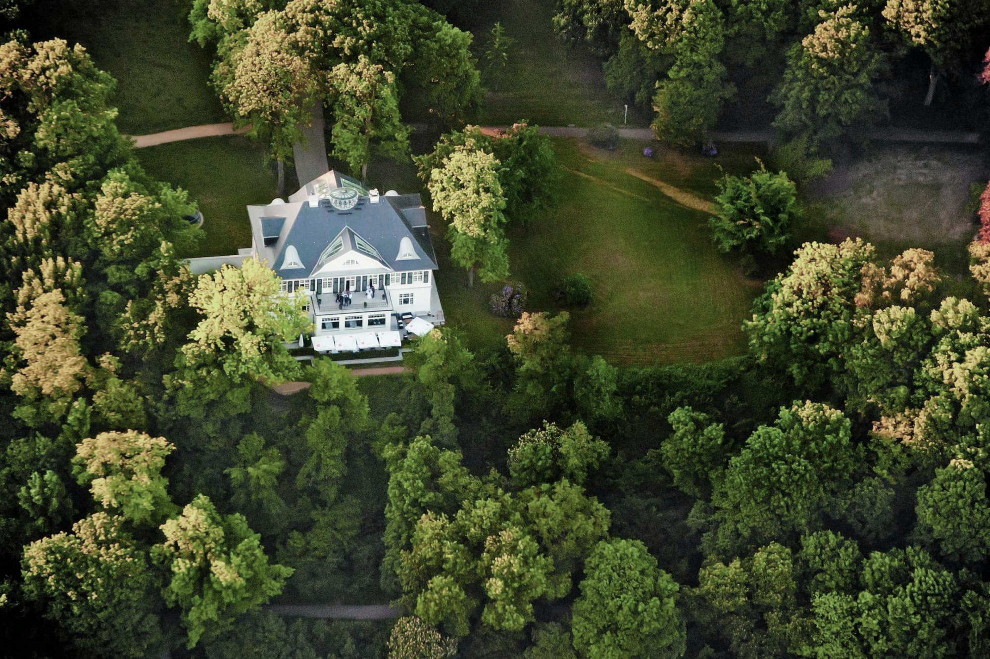 Villa im Heine-Park – Luftaufnahme im Grünen